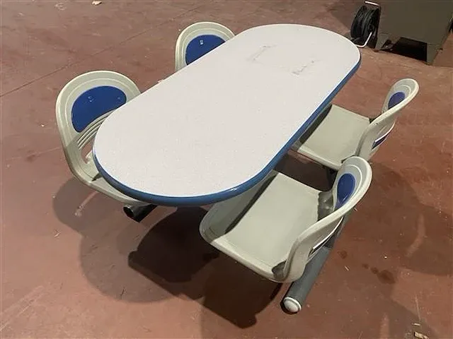 Bowlingtafel met 4 draaistoelen - afbeelding 1 van  4