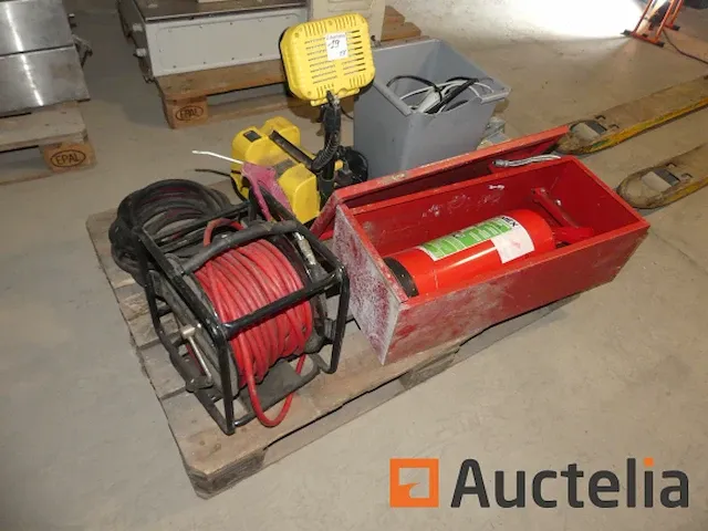 Brandblusapparaat en kast, persluchthaspel, batterijgevoede spot, wentellager - afbeelding 4 van  11