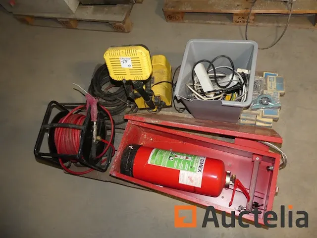 Brandblusapparaat en kast, persluchthaspel, batterijgevoede spot, wentellager - afbeelding 6 van  11