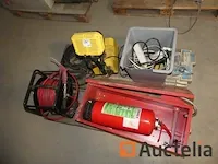 Brandblusapparaat en kast, persluchthaspel, batterijgevoede spot, wentellager - afbeelding 6 van  11