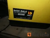 Brandblusapparaat en kast, persluchthaspel, batterijgevoede spot, wentellager - afbeelding 7 van  11