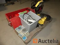 Brandblusapparaat en kast, persluchthaspel, batterijgevoede spot, wentellager - afbeelding 8 van  11