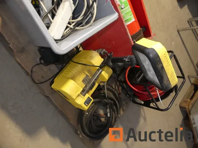 Brandblusapparaat en kast, persluchthaspel, batterijgevoede spot, wentellager - afbeelding 9 van  11