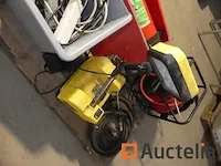 Brandblusapparaat en kast, persluchthaspel, batterijgevoede spot, wentellager - afbeelding 9 van  11