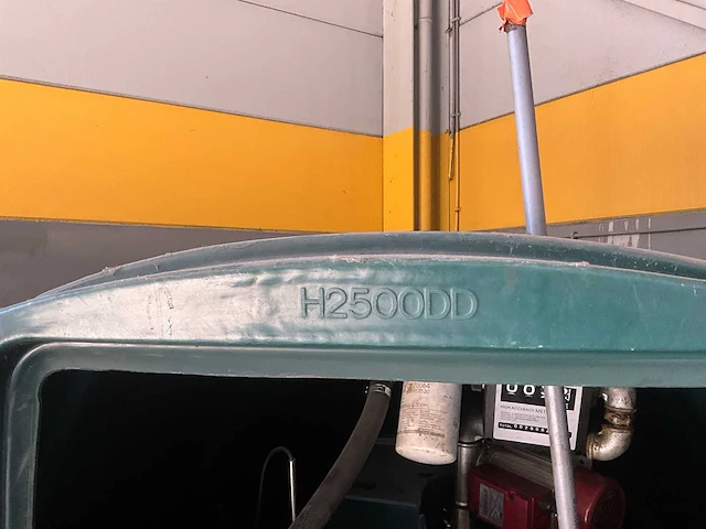 Brandstof tank met slang en pistool - afbeelding 4 van  10