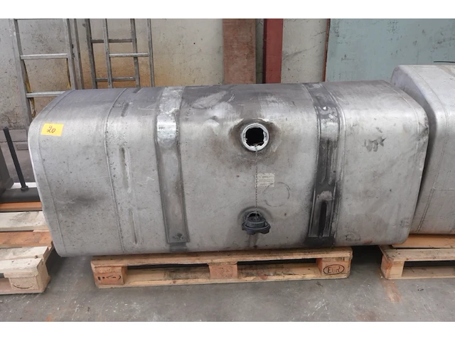 Brandstoftank vrachtwagen - afbeelding 1 van  3