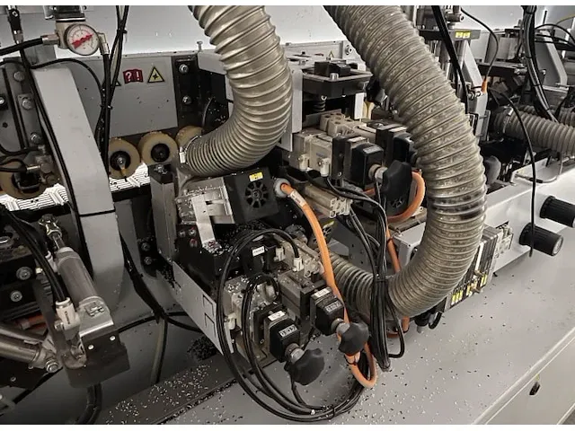 Brandt kdf230 kantenlijmmachine met hotmelt en airteq lijmunits - afbeelding 8 van  9