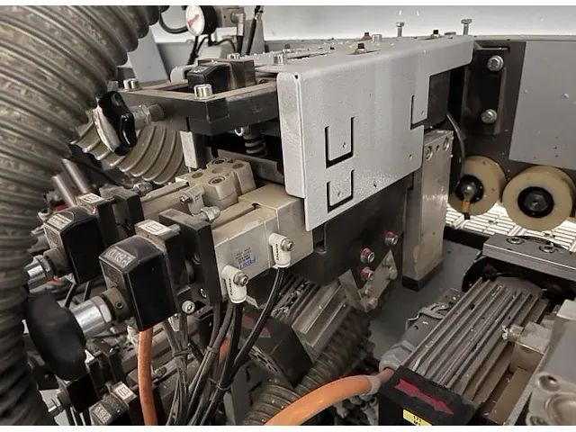 Brandt kdf230 kantenlijmmachine met hotmelt en airteq lijmunits - afbeelding 9 van  9