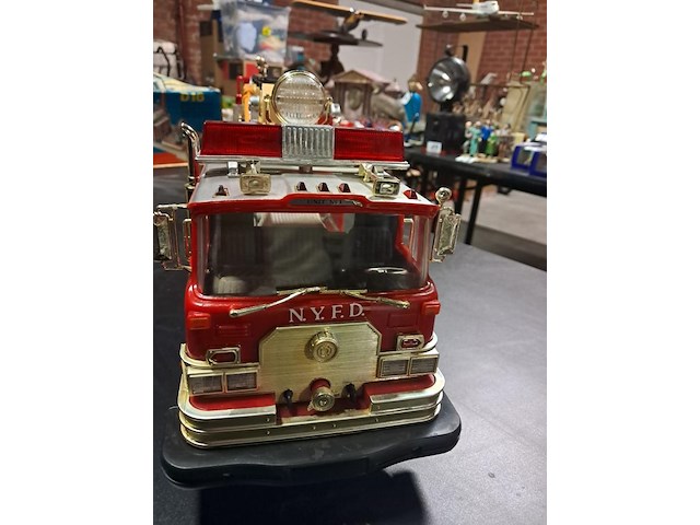 Brandweerwagen groot n.y. f.d amerikaanse ( 700mm ) - afbeelding 1 van  5