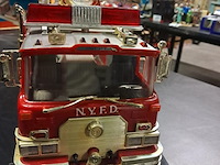 Brandweerwagen groot n.y. f.d amerikaanse ( 700mm ) - afbeelding 1 van  5