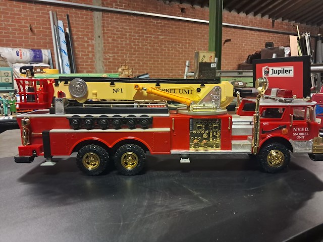 Brandweerwagen groot n.y. f.d amerikaanse ( 700mm ) - afbeelding 2 van  5