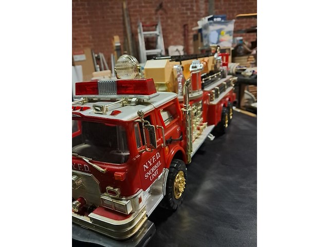 Brandweerwagen groot n.y. f.d amerikaanse ( 700mm ) - afbeelding 3 van  5