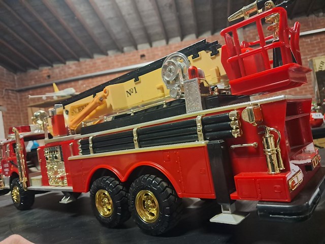 Brandweerwagen groot n.y. f.d amerikaanse ( 700mm ) - afbeelding 5 van  5