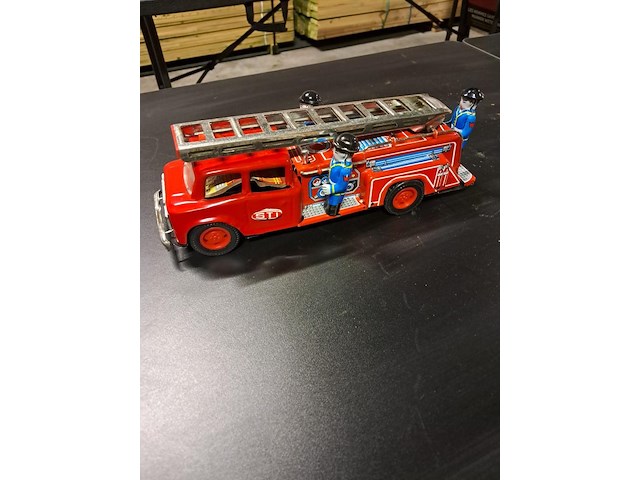 Brandweerwagen in blik (werkend) - afbeelding 1 van  4