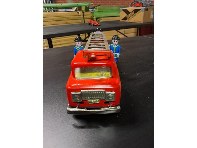 Brandweerwagen in blik (werkend) - afbeelding 2 van  4