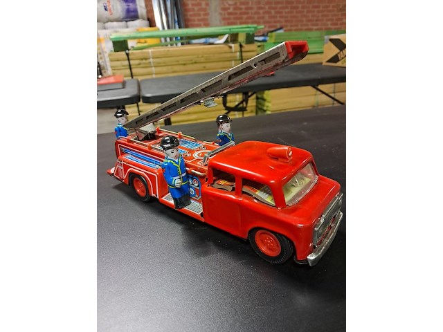 Brandweerwagen in blik (werkend) - afbeelding 3 van  4