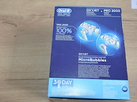 Braun oral b health center oxyjet cleaning system + elektrische tandenborstel pro 2000 (b435) - afbeelding 3 van  5