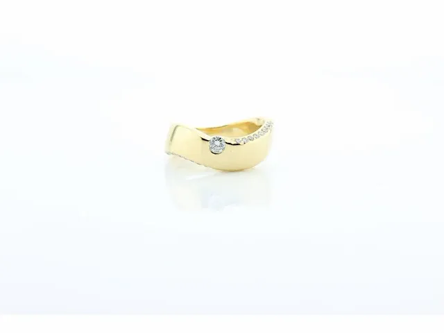 Brede fantasie ring met briljant - afbeelding 3 van  5