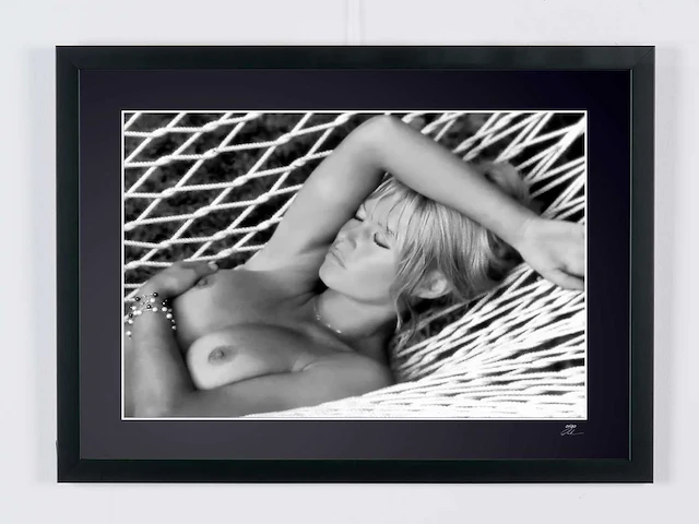 Brigitte bardot - confidential - - fine art photography - luxe houten lijst 70x50 cm - limited edition nr 03 van 30 - serial id 17257 - afbeelding 1 van  6