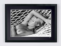 Brigitte bardot - confidential - - fine art photography - luxe houten lijst 70x50 cm - limited edition nr 03 van 30 - serial id 17257