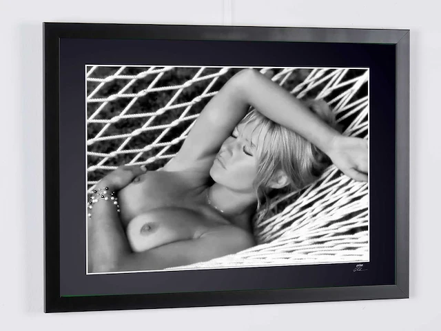 Brigitte bardot - confidential - - fine art photography - luxe houten lijst 70x50 cm - limited edition nr 03 van 30 - serial id 17257 - afbeelding 2 van  6