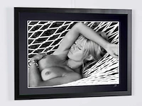 Brigitte bardot - confidential - - fine art photography - luxe houten lijst 70x50 cm - limited edition nr 03 van 30 - serial id 17257 - afbeelding 2 van  6