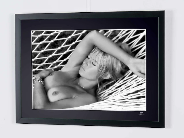 Brigitte bardot - confidential - - fine art photography - luxe houten lijst 70x50 cm - limited edition nr 03 van 30 - serial id 17257 - afbeelding 4 van  6
