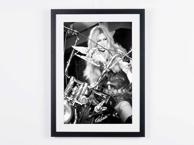 Brigitte bardot - harley-davidson 1967 - fine art photography - luxe houten lijst 70x50 cm - limited edition - 80033 - afbeelding 1 van  4