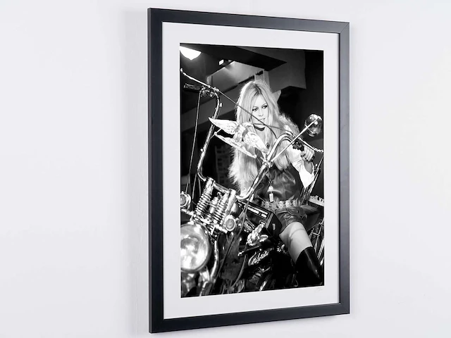 Brigitte bardot - harley-davidson 1967 - fine art photography - luxe houten lijst 70x50 cm - limited edition - 80033 - afbeelding 3 van  4