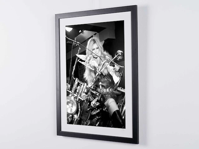 Brigitte bardot - harley-davidson 1967 - fine art photography - luxe houten lijst 70x50 cm - limited edition - 80033 - afbeelding 4 van  4