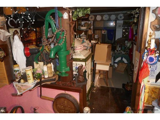 Brocante in kelder - afbeelding 2 van  10
