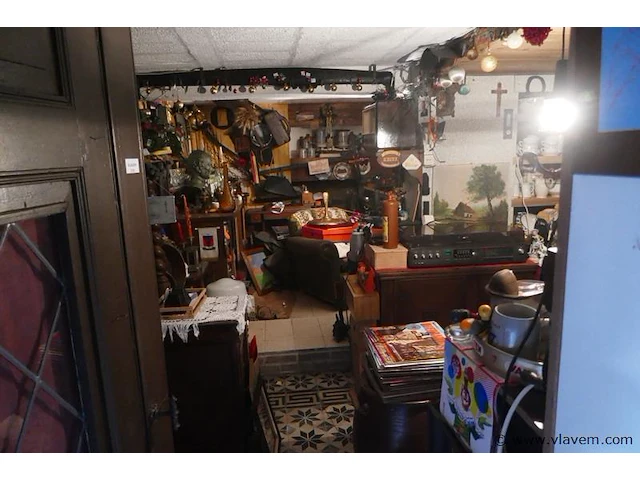 Brocante in kelder - afbeelding 1 van  10
