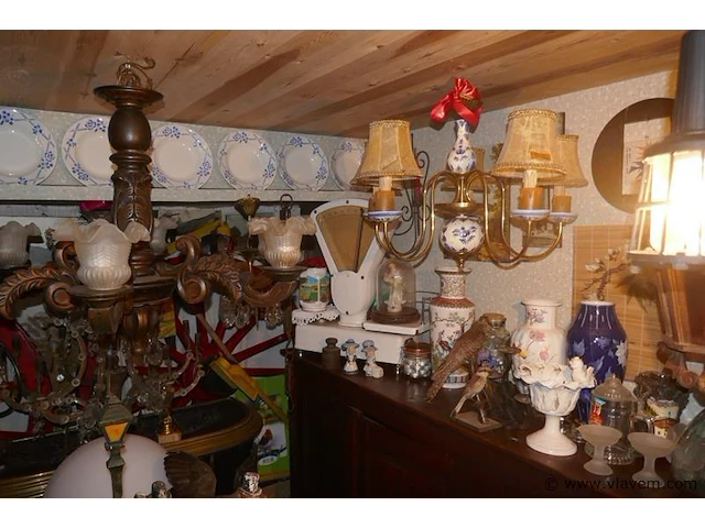 Brocante in kelder - afbeelding 3 van  10