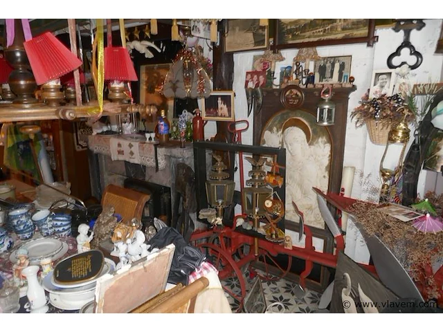 Brocante in kelder - afbeelding 4 van  10