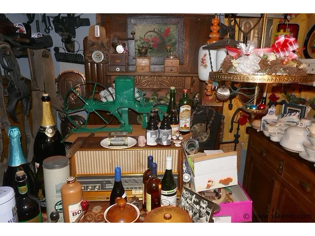 Brocante in kelder - afbeelding 6 van  10