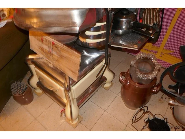 Brocante in kelder - afbeelding 7 van  10