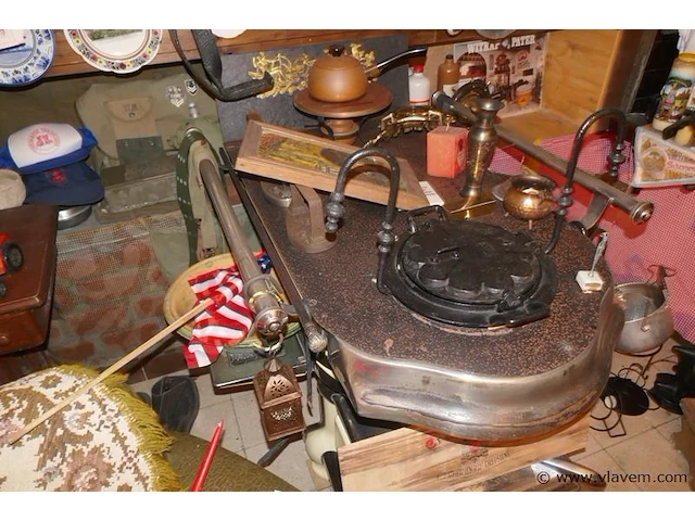 Brocante in kelder - afbeelding 9 van  10