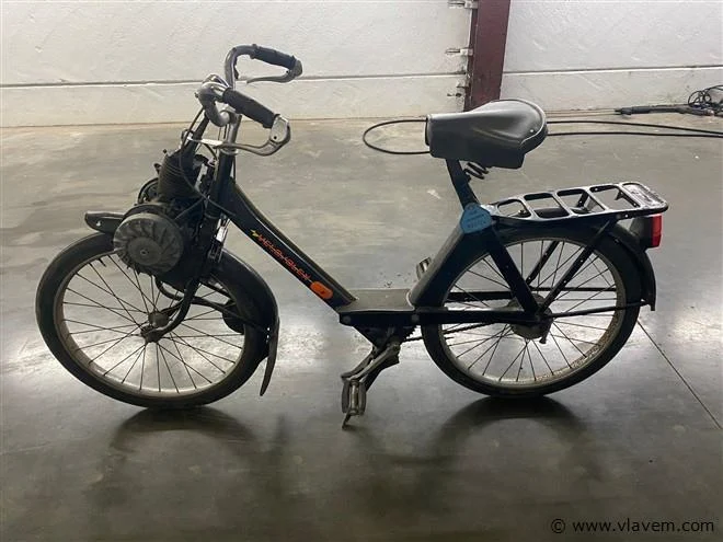 Div. voertuigen: wo. sedan bmw 520d 2024, vrachtwagen renault premium, oldtimers, brommers, motorfiets, leer- en studiemateriaal enz.