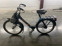 Div. voertuigen: wo. sedan bmw 520d 2024, vrachtwagen renault premium, oldtimers, brommers, motorfiets, leer- en studiemateriaal enz.
