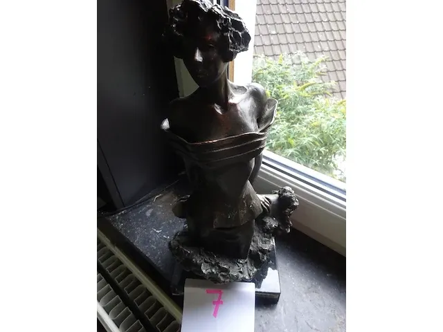 Brons beeld, vrouw met krullen - afbeelding 1 van  4