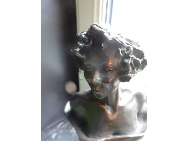 Brons beeld, vrouw met krullen - afbeelding 3 van  4
