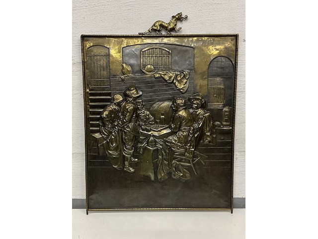 Bronskleurige reliefplaat - 5 mannen in wijnkelder tijdens gezelschapspel - afbeelding 1 van  1