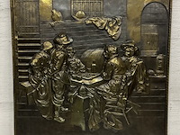 Bronskleurige reliefplaat - 5 mannen in wijnkelder tijdens gezelschapspel - afbeelding 1 van  1