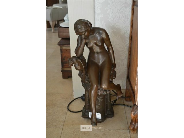 Bronzen beeld van de "hurkende venus" - afbeelding 1 van  5