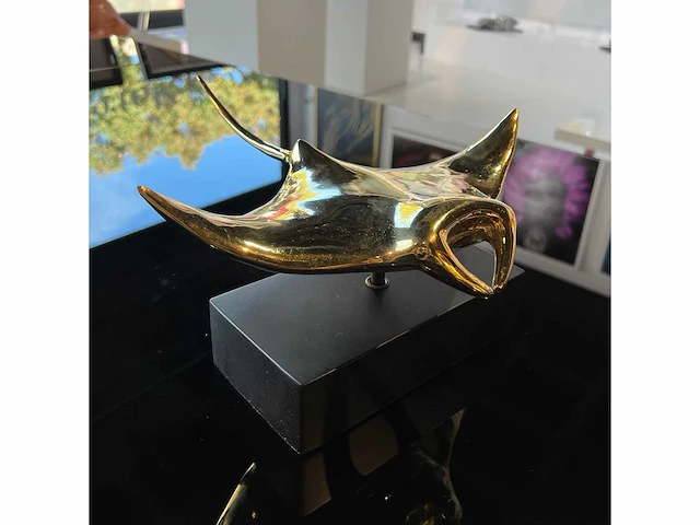 Bronzen manta ray sculpture xl - goud gepolijst - - 32x29x15 - limited edition 100 stuks - certificaat gesigneerd - afbeelding 6 van  7