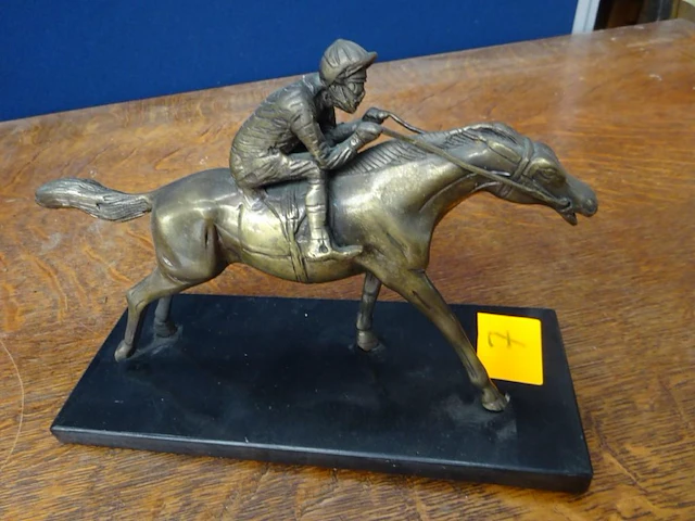 Bronzen renpaard hoogte 20cm x30cm - afbeelding 1 van  1