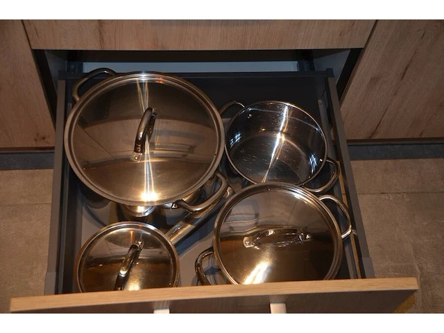 Broodrooster moulinex t52-a, waterkoker domo, 4-delige pottenset, bordenset, bestek, diverse keuken benodigdheden - afbeelding 3 van  13