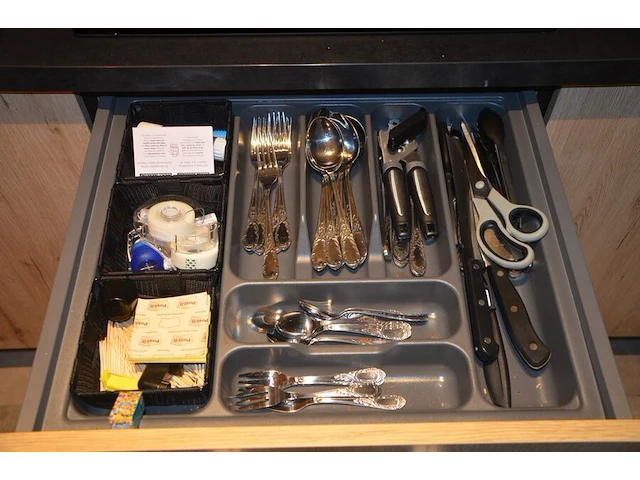 Broodrooster moulinex t52-a, waterkoker domo, 4-delige pottenset, bordenset, bestek, diverse keuken benodigdheden - afbeelding 5 van  13
