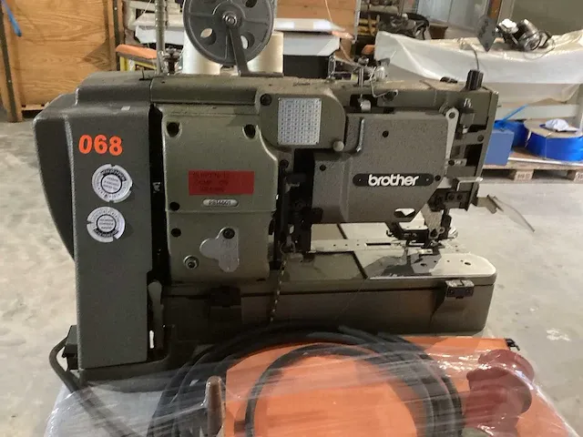 Brother lh4-b814 knoopgatmachine - afbeelding 7 van  10