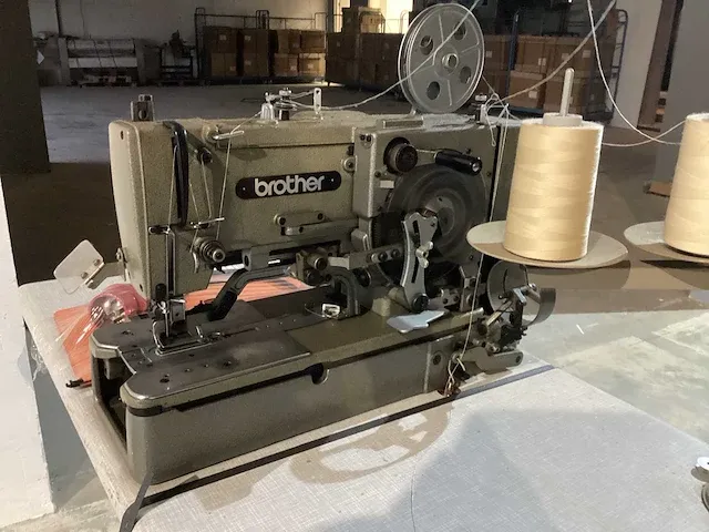 Brother lh4-b814 knoopgatmachine - afbeelding 8 van  10